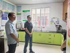 工做人员积极向运营户宣传药品平安学问
